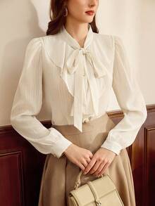 Vintamour 复古优雅女士衬衫，饰有纹理蝴蝶结、荷叶边下摆和珍珠纽扣，休闲百搭，适合工作、度假、夏季、春假、情人节等场合。优雅女士衬衫，春季女装衬衫。 - 米色 - 查看 5