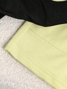 SHEIN 两件套幼儿男童无袖背心短裤套装，黑色无袖背心饰有“Hi”字母图案，宽松休闲短裤，夏季套装 - 彩色 - 查看 4