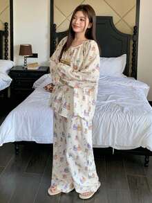 Dazy Plus Bộ đồ ngủ 2 món in họa tiết hoa hoạt hình thời trang, kiểu dáng rộng rãi, dễ thương, gồm áo và quần, cỡ lớn dành cho nữ, thích hợp cho mùa xuân/hè/thu. - Màu be - Xem 4