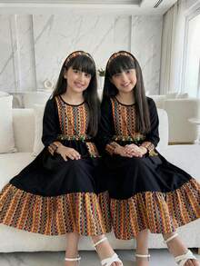 SHEIN 这款少女连衣裙采用米色面料，饰以金色波点，胸部、下摆和袖口点缀着色彩缤纷的几何花卉图案，腰间饰有彩色流苏，并配有同款印花小包，适合参加节日或文化活动。面料厚度适中，适合春秋季穿着。 - 黑色 - 查看 7