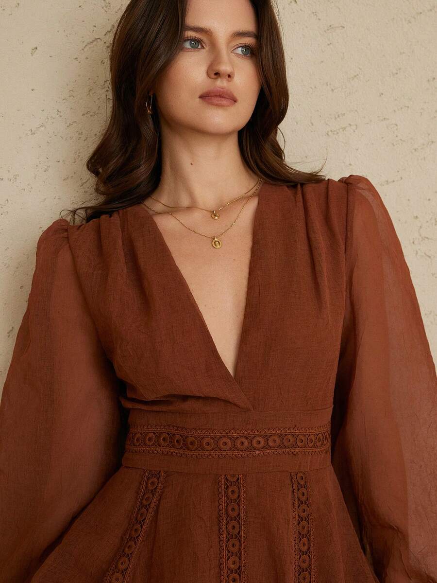 Aveloria Rosie Braunes Spitzenkleid, handgefertigte gewobene Hohlkonstruktion, eleganter Vintage-Stil geeignet für formelle Anlässe, Partys, Herbst/Winter, tiefer V-Ausschnitt, Puffärmel-Element, taillenbetonendes A-Linien-Silhouette, seidenähnlicher transparenter Stoff. Schlüsselmerkmale: Spitzenkleid, Hohlverzierung, Vintage-Kleid, tiefer V-Ausschnitt, Langarmkleid, taillenschmeichelnde Form, leinenähnlich, Partykleid. Leinenartiges Rüschenbesatz V-Ausschnitt Urlaubsstil Langarmkleid - Braun - Übersicht 1