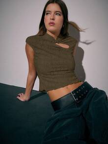 Nöista 这款女士春假上衣采用修身剪裁，灵感源自旗袍。立领饰以纽扣细节，增添传统魅力；不对称的镂空设计和略带波浪的下摆，则营造出女性柔美轻盈的气质。 - 軍綠色 - 查看 4