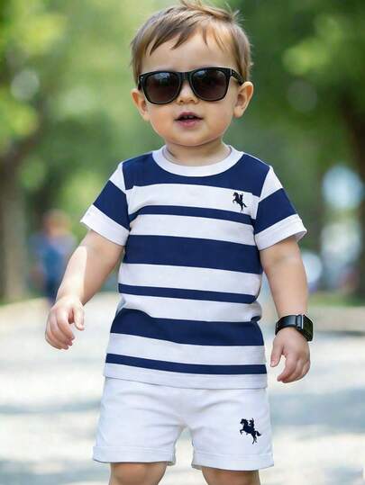 SHEIN Streecool Kids 两件套幼儿男童休闲创意小马条纹图案短袖T恤和短裤套装，舒适日常穿着，适合春、夏、秋季穿着。