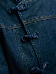 Nöista Áo khoác denim tối màu với khuy thắt nút lấy cảm hứng từ phương Đông và đường may ôm sát. Một lớp áo khoác thanh lịch cho mùa thu và mùa đông, kết hợp giữa kiểu dáng cổ điển với các chi tiết độc đáo, tạo nên phong cách đa năng cho kỳ nghỉ. - Màu xanh hải quân - Xem 15