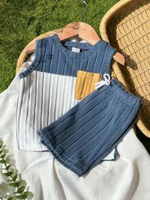 SHEIN Vintaside Kids 男童夏季蓝白黄撞色圆领无袖背心搭配短裤套装。舒适、简约、休闲的风格。前袋和短裤抽绳装饰，兼具实用性。采用交叉纹理面料，厚度适中，版型合身。适合户外探险、居家休闲和派对聚会等各种场合。 - 彩色 - 查看 4