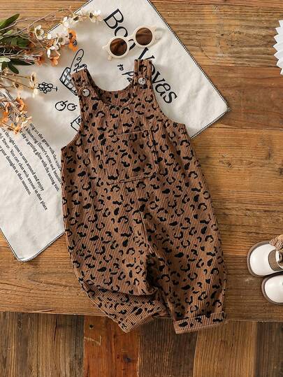 SHEIN Baby Girls/Unisex Infant Toddler 0-3Y Spring/Autumn Heart Print Corduroy Bib Pants Set, Casual Style With Chest Pocket Decor, Suitable For Outdoor Play And Leisure Baby Girls Summer Set Brown Cheetah Print Baby Clothes Brown Toddler Outfit Baby Leopard Outfit