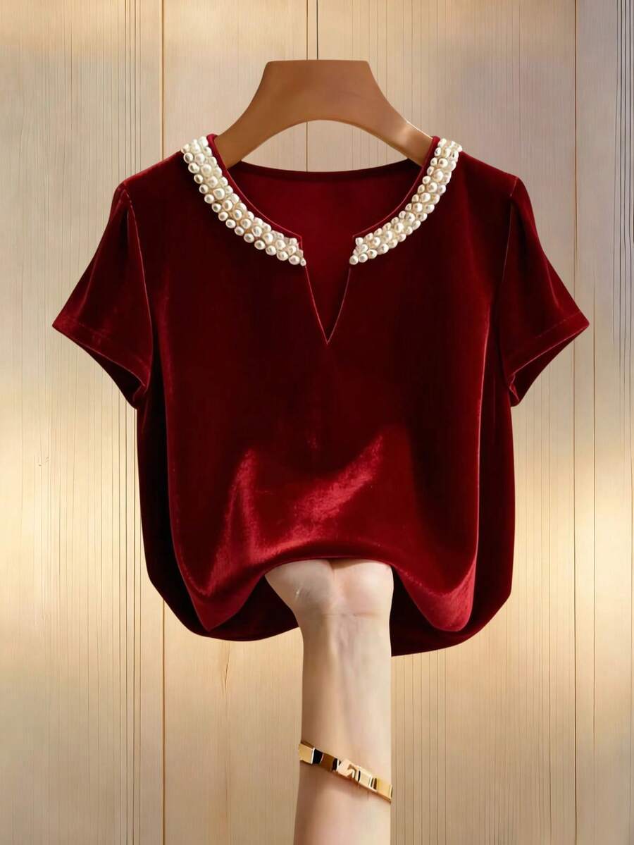 Franclia 女士圆领V领珍珠装饰短袖T恤，适合通勤和优雅日常穿着 - 酒紅色 - 查看 1