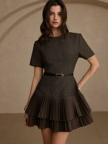 Aveloria Rosie 优雅百搭简约风高品质人字纹面料圆领收腰双层褶裥下摆迷你连衣裙，女士款 - 彩色 - 查看 4