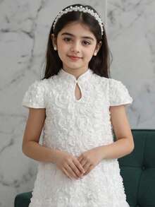 SHEIN Pitira 少女优雅白色立领单肩毛绒毛毛虫纽扣装饰3D花卉网纱拼接短袖A字公主裙 - 白色 - 查看 5