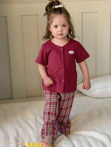 DAZY Bộ đồ ngủ 2 món cho bé gái, áo dài tay cổ chữ V và quần dài kẻ caro, thoải mái. - Màu Hoa hồng đỏ - Xem 4