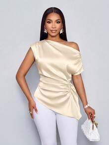 SOLERSUN Roupa Feminina de Primavera/Verão: Elegante e Estilosa, Perfeita para Uso Casual, Festas e Mais. Cor Damasco, Acabamento Brilhante, Tecido Tecido, Ajuste Sexy, Sem Mangas, Decote Assimétrico com Design Ombro à Mostra, Ombros Plissados, Babados na Cintura, Bainha Assimétrica. Camisa. - Damasco - Visão 4