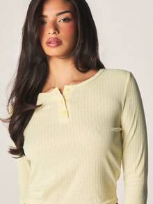 MISSGUIDED 罗纹针织亨利领长袖露脐上衣和高腰短裤套装，带纽扣细节 - 黃色 - 查看 5