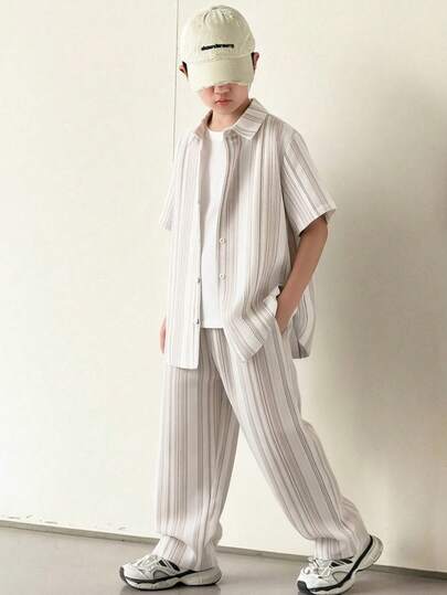 SHEIN 青少年男童条纹休闲宽松衬衫套装，舒适时尚，百搭柔软面料，适合日常穿着、上学、旅行、户外活动、海滩度假、返校季等场合。条纹衬衫裤套装，条纹衬衫套装，条纹裤套装，条纹两件套，竖条纹套装，配套衬衫裤，男士条纹套装，短袖衬衫裤套装。