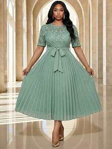 Fleurora Elegantes Kleid für Damen in Große Größen mit Kontrast-Spitze, Rundhalsausschnitt, Kurzarm und plissiertem Saum - Kadettenblau - Übersicht 4