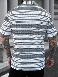 Manfinity CasualCool 男士条纹短袖翻领单排扣休闲衬衫，男士经典款，适合日常休闲、周末旅行、户外活动、探险旅行、轻松的工作环境或半正式场合，可作为男友/丈夫礼物、周年纪念/生日礼物、派对、夏季假期、婚礼、春夏两季、狂欢节等场合穿着。男士黑白条纹针织短袖纽扣领衬衫，适合夏季穿着。男士针织纽扣衬衫，黑白男士衬衫，白灰图案男士衬衫，男士钩针衬衫，男士街头风衬衫。 - 彩色 - 查看 2