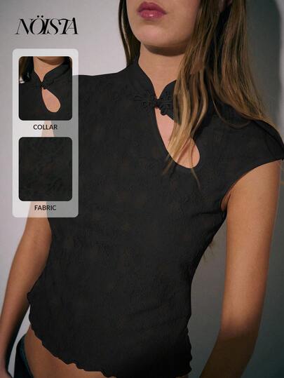 Nöista Autumn Top Features A Fresh And Sweet Look Inspired By The New Chinese Cheongsam Style, With A Slim Fit. The Stand-Up Collar, Embellished With Buttons, Highlights Its Traditional Charm. The Asymmetrical Cutouts Add Character And Feminine Lines.