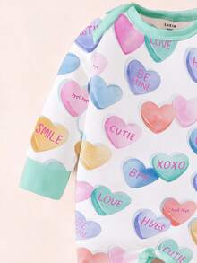 Pelele para recién nacido, con estampado de corazones en color macaron claro y eslogan adorable, súper lindo y dulce - Verde - Ver 6