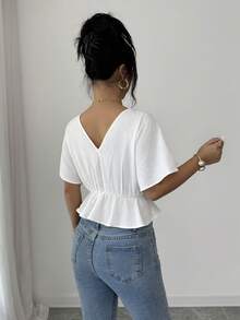SHEIN Elenzya Blusa de mujer elegante de manga corta con cuello en V y cintura ceñida, de tela jacquard blanca, adecuada para uso casual, playa, salidas diarias, citas, fiestas, cenas, un top versátil y de moda sexy para primavera/verano - Blanco - Ver 2