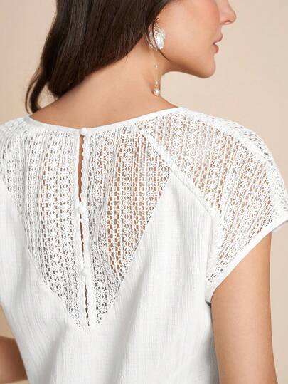 Amorya 白色蕾丝钩编纹理纽扣后背V领衬衫