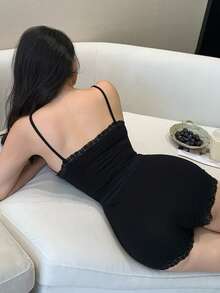 DAZY 性感蕾丝拼接露脐吊带背心和超短裤女士睡衣套装 - 黑色 - 查看 2