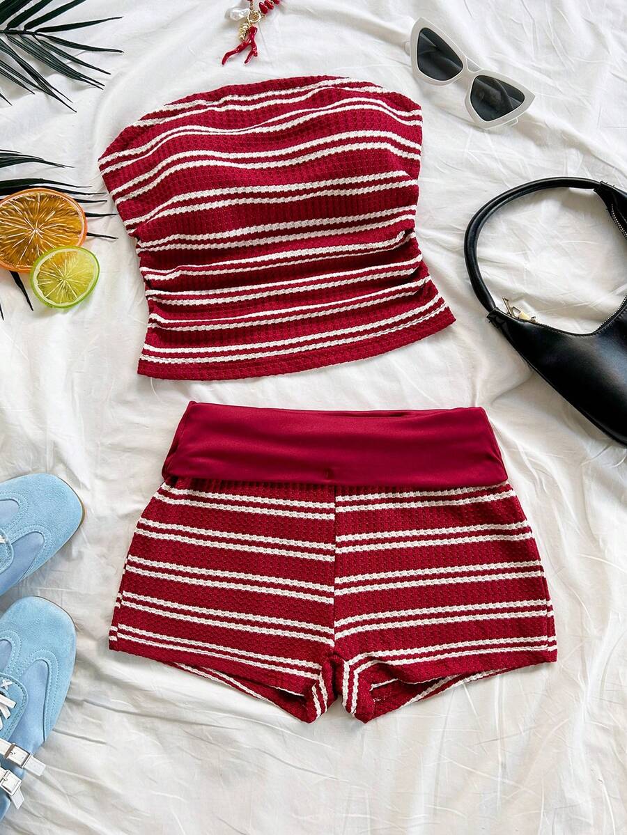 Soleia Bộ 2 món dành cho nữ, màu đỏ và trắng, phối hợp áo quây và quần short cạp thấp, chất liệu jacquard móc họa tiết tương phản. - Nhiều màu - Xem 1
