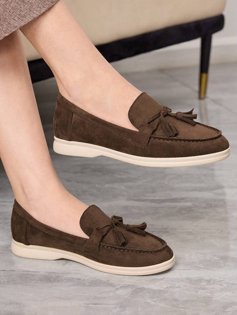 Sleekvia Cómodas y elegantes mocasines casuales de ante color café con diseño de lazo y borlas, adecuados para ir al trabajo, actividades al aire libre, viajes, compras y uso diario - Café integral - Ver 1