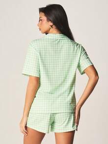 MISSGUIDED Conjunto de pijama a cuadros con camisa y pantalones cortos - Conjunto de dos piezas de ropa de dormir y máscara para dormir - Colección de ropa de noche de verano - Multicolor - Ver 2