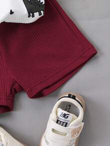 SHEIN 男宝宝卡通恐龙印花无袖上衣+纯绿色短裤套装，活泼可爱，适合户外探险、舒适居家穿着以及欢乐派对时光 - 酒紅色 - 查看 4