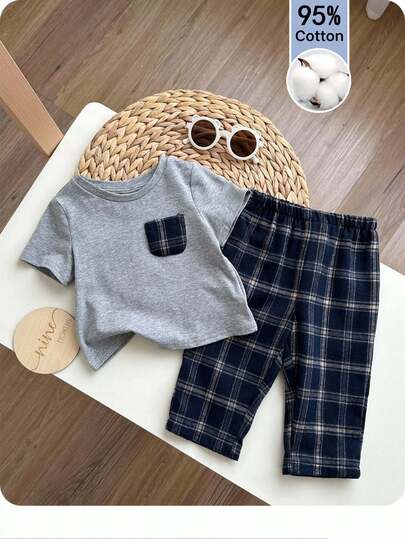 SHEIN Set de 2 piezas Pijama casual cómodo con camiseta de bolsillo con estampado a cuadros y pantalones cortos a cuadros para niño bebé Dozemod