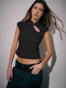 Nöista 秋季上衣，灵感源自中式旗袍，清新甜美，修身剪裁。立领设计，缀以纽扣，更显传统韵味。不对称剪裁更添个性与柔美线条。 - 黑色 - 查看 5