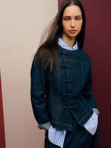 Nöista Áo khoác denim tối màu với khuy thắt nút lấy cảm hứng từ phương Đông và đường may ôm sát. Một lớp áo khoác thanh lịch cho mùa thu và mùa đông, kết hợp giữa kiểu dáng cổ điển với các chi tiết độc đáo, tạo nên phong cách đa năng cho kỳ nghỉ. - Màu xanh hải quân - Xem 7