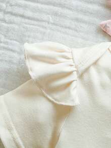 SHEIN Playful Pals 3件組嬰兒可愛休閒外出圓領羅紋刺繡荷葉袖連身衣＋短褲＋蝴蝶結髮帶套裝，春秋款 - 粉色 - 查看 5
