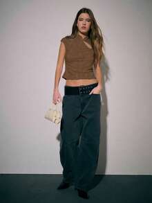 Nöista 这款优雅上衣以新式中式旗袍为灵感，打造清新甜美的造型，修身剪裁更添优雅气质。立领饰以纽扣，彰显传统韵味。不对称的镂空设计则增添个性魅力，勾勒出柔美女性线条。 - 棕色 - 查看 3