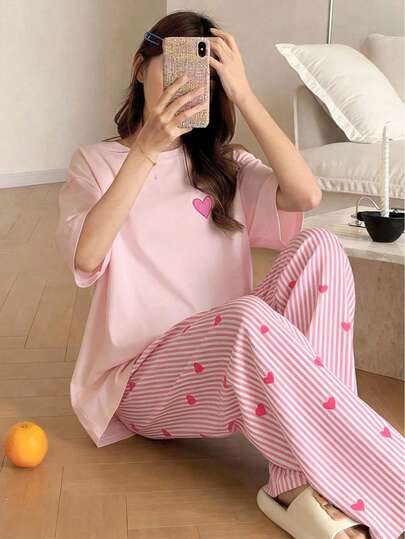 Set de 2 piezas de pijama casual y cómodo para adolescentes y niñas, con top de manga corta de cuello redondo elegante y minimalista en color rosa con corazón, y pantalones a rayas rosas con corazón