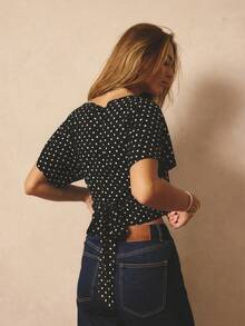 Aralina 女士波点印花上衣，宽领船领，短蝙蝠袖，飘逸袖子，可爱上衣，腰部系带收腰设计，T恤款式，波点印花，复古风格，适合外出、派对、工作或办公室穿着。 - 黑色 - 查看 8