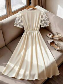 GlowEve CURVE Vestido de satén midi de línea A con cuello de gota, decoración de encaje floral y volantes en las mangas cortas, adecuado para citas románticas y reuniones, talla grande para mujeres - Albaricoque - Ver 2