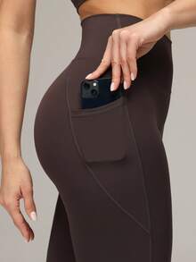女士极简主义弹力腰带手机口袋高腰瑜伽运动裤 - 咖啡棕 - 查看 2
