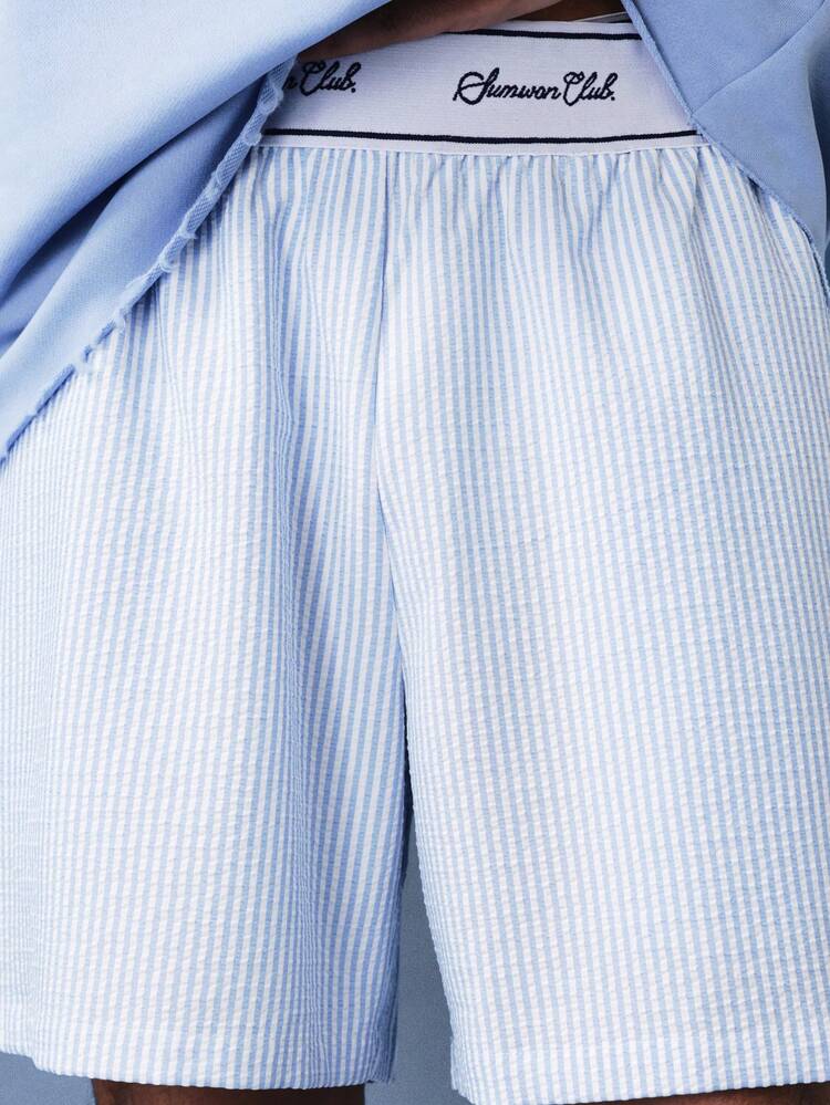 Shorts listrados de modelagem relaxada com cós elástico.