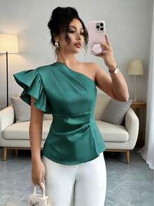 SHEIN Raffinéa 优雅法式风格缎面单肩荷叶边喇叭袖褶裥腰身浪漫约会优雅办公通勤日常时尚校园派对生日旅行夏季新款女式衬衫 - 墨綠色 - 查看 1