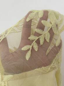 Rafferiza Robe élégante à col en V, manches courtes, en tissu brodé à maille en forme de X. Robe d'été gracieuse, robe jaune, robe jaune pour le Nouvel An - Jaune d'oie - Voir 3