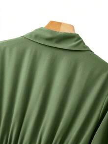 GlowEve CURVE 大码女式休闲纯色翻领灯笼袖纽扣褶裥腰部A字连衣裙 - 橄欖綠 - 查看 4