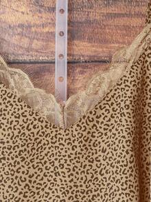 SHEIN VCAY Áo cami không tay cổ chữ V viền bèo nhún dáng rộng thoải mái dành cho nữ cỡ lớn, họa tiết da báo, kiểu dáng phương Tây. - Màu be - Xem 4