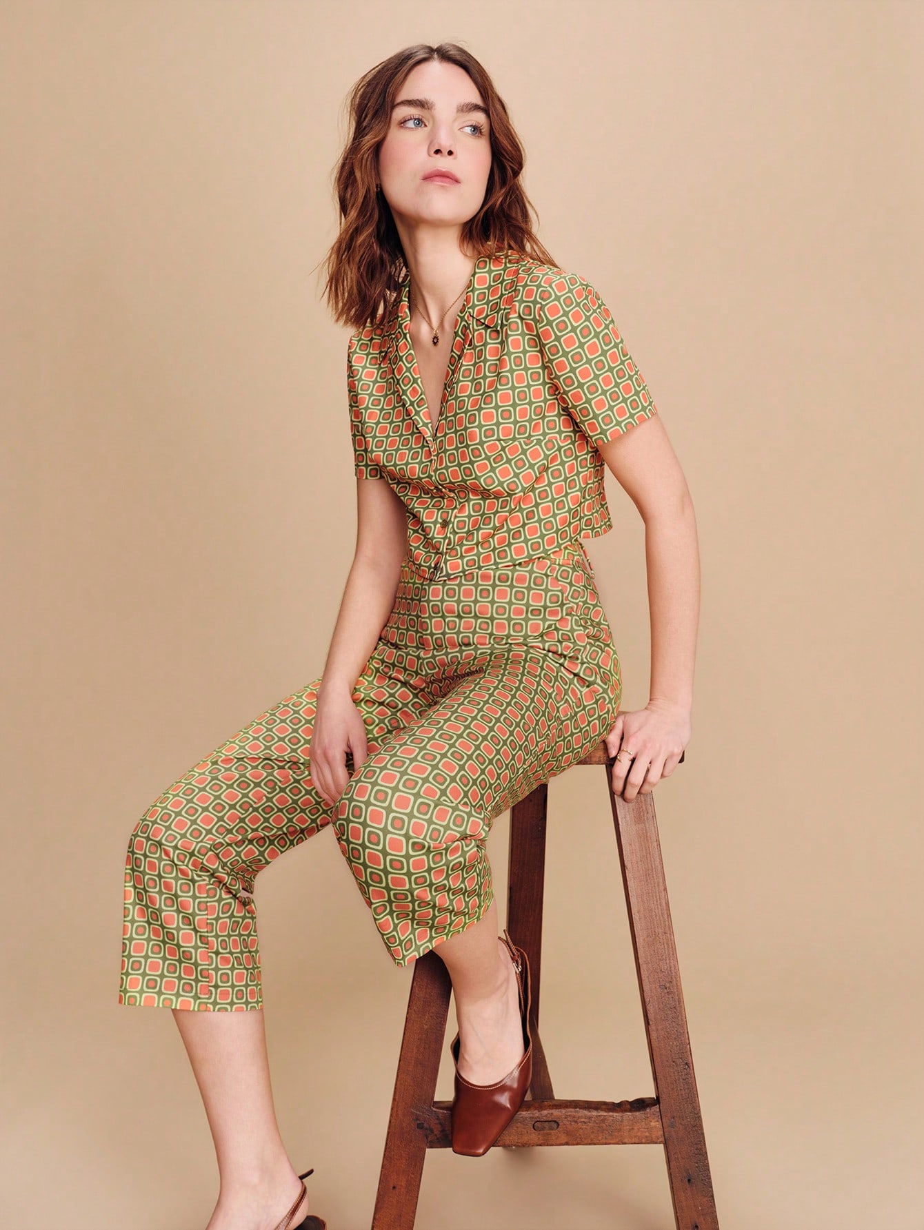Olivgrünes geometrisches Muster Set mit Crop Top und hochgeschnittener Hose, im Vintage-Stil