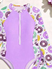 SHEIN Bộ đồ bơi cho bé gái tuổi teen, dễ thương và kín đáo, vải dệt kim in họa tiết bánh donut màu tím, có khóa kéo và miếng đệm ngực, bộ hai mảnh tay dài, đồ bơi liền thân với quần đùi bốn góc, thời trang và thoải mái, tinh tế và lộng lẫy, thích hợp cho bơi lội, thích hợp cho kỳ nghỉ hè, bãi biển, hồ bơi, tiệc mùa hè, kỳ nghỉ thư giãn. Bộ đồ bơi trẻ em màu tím tay dài chống nắng cho bé gái, đồ bơi hai mảnh họa tiết bánh donut. - Màu tím - Xem 4