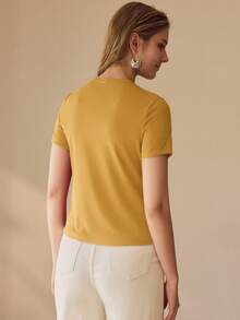 MOTF PREMIUM 女士休闲罗纹针织扭结前襟短袖修身T恤，纯色，适合日常通勤，夏季穿着 - 黃色 - 查看 2