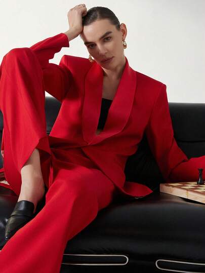 Aveloria Modichic 定制高端正式燕尾服套装，深红色，现代时尚风格，天鹅绒翻领设计，单排扣收腰，修身肩部剪裁，喇叭裤，羊毛混纺面料，挺括舒适，适合婚礼、晚宴、高端派对、节日、专业演讲和重要商务活动，尽显自信、尊贵和优雅魅力。女士立领缎面拼接长袖西装外套，搭配西裤，套装