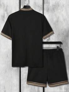 Manfinity Homme 男士撞色印花Polo衫套装，适合居家、外出和聚会穿着 - 黑色 - 查看 2