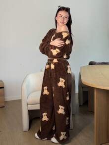 Abrilcols 女款卡通熊图案抓绒斜肩卫衣和裤子套装，秋冬 - 棕色 - 查看 5