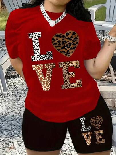 SHEIN Conjunto de camiseta de manga corta y pantalones cortos de verano para mujeres de talla grande con impresión de leopardo de letra y cuello redondo