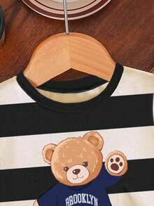 SHEIN Playful Pals 男婴时尚舒适休闲套装，采用可爱小熊和条纹印花设计，宽松圆领短袖T恤，适合春夏穿着，街头、户外、学校、派对、送礼皆宜。 - 彩色 - 查看 3